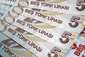 تزايد الضغوط على الليرة التركية مع بدء تطبيق حالة الطوارئ
