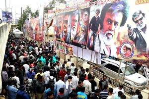 بالصور... راجنيكانث يُصيب عشاقه بالهوس بعد إطلاق أحدث أفلامه 'كابالي'      