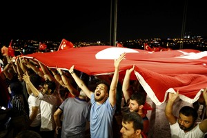 الاتحاد الأوروبي قلق ازاء حالة الطوارىء وحشود مؤيدة لاردوغان في الشارع