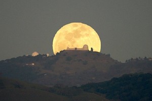 علماء الجيولوجيا يكشفون علاقة غريبة بين الهزات الأرضية والقمر