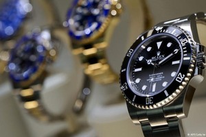 هل تتجه الساعات السويسرية الفاخرة إلى الزوال؟