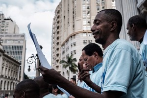 بالصور... مشردو ريو دي جانيرو يوحدون اصواتهم في حفلة غنائية في الهواء الطلق