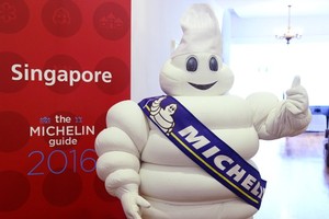 كشكان صغيران للطعام في شوارع سنغافورة يحصلان على نجمة ميشلان 