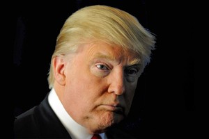 مصففة رأس ترامب السابقة: يغرق شعره بالجل ولا يقرب الحلاقين