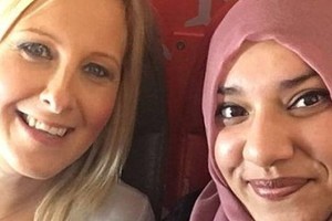 بسبب كلمة 'الله'... صداقة ترويها مسافرة مسلمة مع راكبة مسيحية