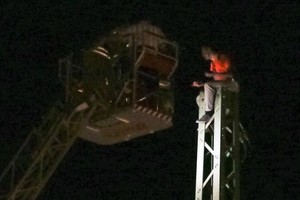 بالصور... لاجئ عراقي غاضب يتسبب في تعطيل حركة القطارات بمحطة درسدن في ألمانيا