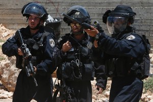 قوات إسرائيلية تعتقل 9 فلسطينيين في أنحاء مختلفة من الضفة الغربية