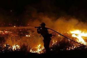 إخلاء 300 منزل شمالي لوس أنجليس بسبب حريق غابات