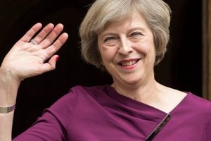 رئيسة الوزراء البريطانية تعشق الأحذية.. والموسيقار «موتسارت»