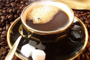 احتساء فنجان قهوة من سيدة كويتية يكلفها 2000 دينار