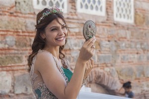 بالصور... نجمة 'العشق ممنوع' تدخل القفص الذهبي على البحر