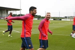 بالفيديو... ميسي يقود مران برشلونة الأول في معسكر إنجلترا