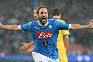 رحيل هيغواين إلى يوفنتوس يفجر غضب جماهير نابولي