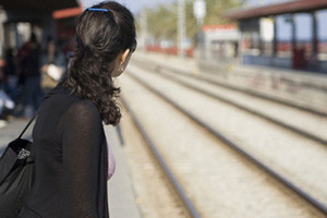 امرأة تتجول عارية في محطة قطارات وتلتقط صوراً مع المارة