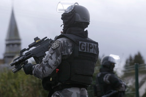 مقتل قس في كنيسة بفرنسا والشرطة تقتل المهاجمين بالرصاص