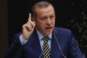 أردوغان يلتقي رئيسي الوزراء وأركان الجيش