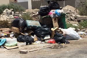 القمامة تتكدس مجدداً في مجمعات عدة بمنطقتي المالكية واللوزي
