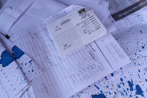 قوات تقاتل 'داعش' تجمع كنزا من الوثائق