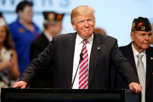 عشرات المشاهير يوقعون عريضة ضد دونالد ترامب 