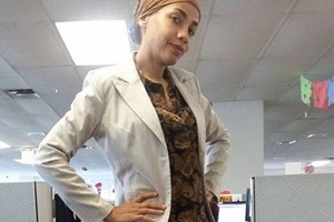 بالصور...  ماذا فعلت موظفة لتعاقب مديرتها بعد اعتراضها على 'غطاء الرأس'؟!