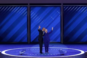 بالصور... أوباما يثني على هيلاري كلينتون ويندد برؤية ترامب