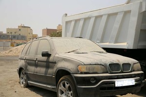 بالصور... مواطنون يشكون ظاهرة السيارات المهجورة بقرية بوقوة