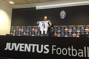 بالصور... هيغواين يرد على منتقديه: رئيس نابولي دفعني للرحيل