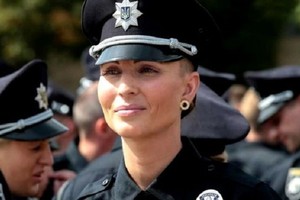 أجمل شرطية في كييف تموت بعد البصق في وجهها