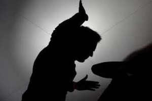 خمسينية تتعرّض للضرب من قِبل ابنها بالظهران في السعودية