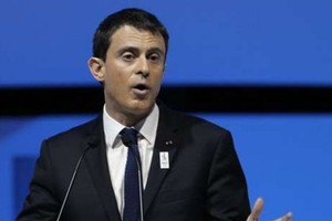 رئيس وزراء فرنسا يؤيد التعليق المؤقت لتمويل المساجد من الخارج