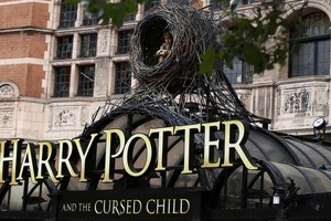 عالم الساحر هاري بوتر يعود من خلال مسرحية وكتاب وأفلام جديدة