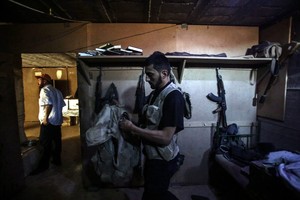 سورية: مسلحون من حلب يسلمون أنفسهم وأسلحتهم للجيش السوري