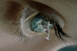 دموعك طريقك نحو الراحة النفسية