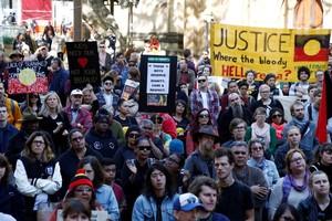 مئات يحتجون بأستراليا على إساءة معاملة محتجزين قصر