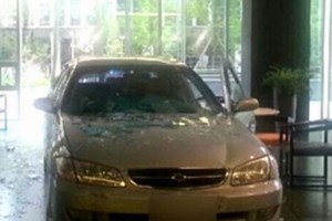 مدمن ألعاب فيديو غاضب يحطم مقر شركة نيكسون بسيارته لأنها 'دمرت حياته'