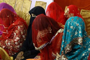 وفاة 26 مدعوا لحفل زفاف بعدما جرفت الفيضانات حافلتهم في باكستان 