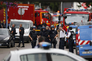 مسلمون يحضرون قداسا كاثوليكياً بعد الهجوم على كنيسة فرنسية