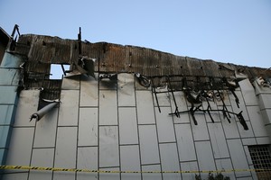 بالصور... شاهد ما تبقى من حريق مصنع نجارة بسلماباد