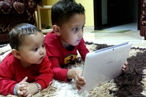 ماذا لو اقتنيت جهازاً ذكيّاً لطفلي... هل أفيده أم أضرُّه؟