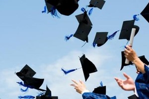 حمَلة شهادات البكالوريوس يشكون قرار وزارة العمل بعدم استحقاقهم الدعم الوزاري للراتب