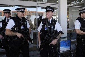 لندن تنشر مزيدا من الشرطة المسلحة لمحاولة منع الهجمات