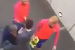 بالفيديو... مشجع يلقى بنفسه من المدرجات من أجل سيلفي مع ميسي!