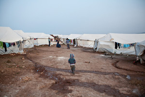 المرصد: غارات جوية يعتقد أنها روسية تضرب مخيمين للنازحين في سورية