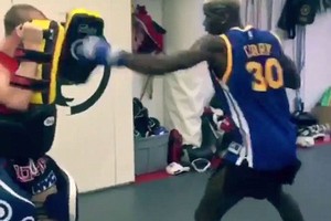 بالفيديو... بوغبا يخرج من أزمات سوق الانتقالات بجلسة تدريب كيك بوكس