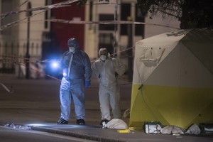 مقتل امرأة وإصابة 6 أشخاص في عملية طعن بوسط لندن