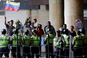 المعارضة الفنزويلية تتهم ناشطين موالين للسلطة بمهاجمة مؤيديها خلال تجمع للمطالبة بالاستفتاء