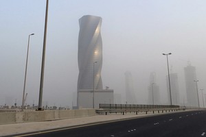 بالصور... 'الأرصاد الجوية': موجة الغبار تنحسر ليلاً وتتوقف منتصف نهار الغد