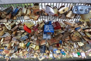 بالصور... باريس تطلق حملة ضد 'أقفال الحب' على جسورها