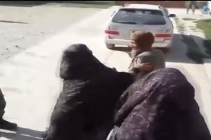 بالفيديو... وافق على تزويج ابنته ذات الستة أعوام لرجل في الـ 55 مقابل ماعز