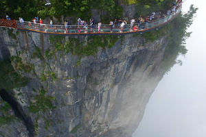 افتتاح ممر زجاجي مخيف حول قمة جبل في الصين